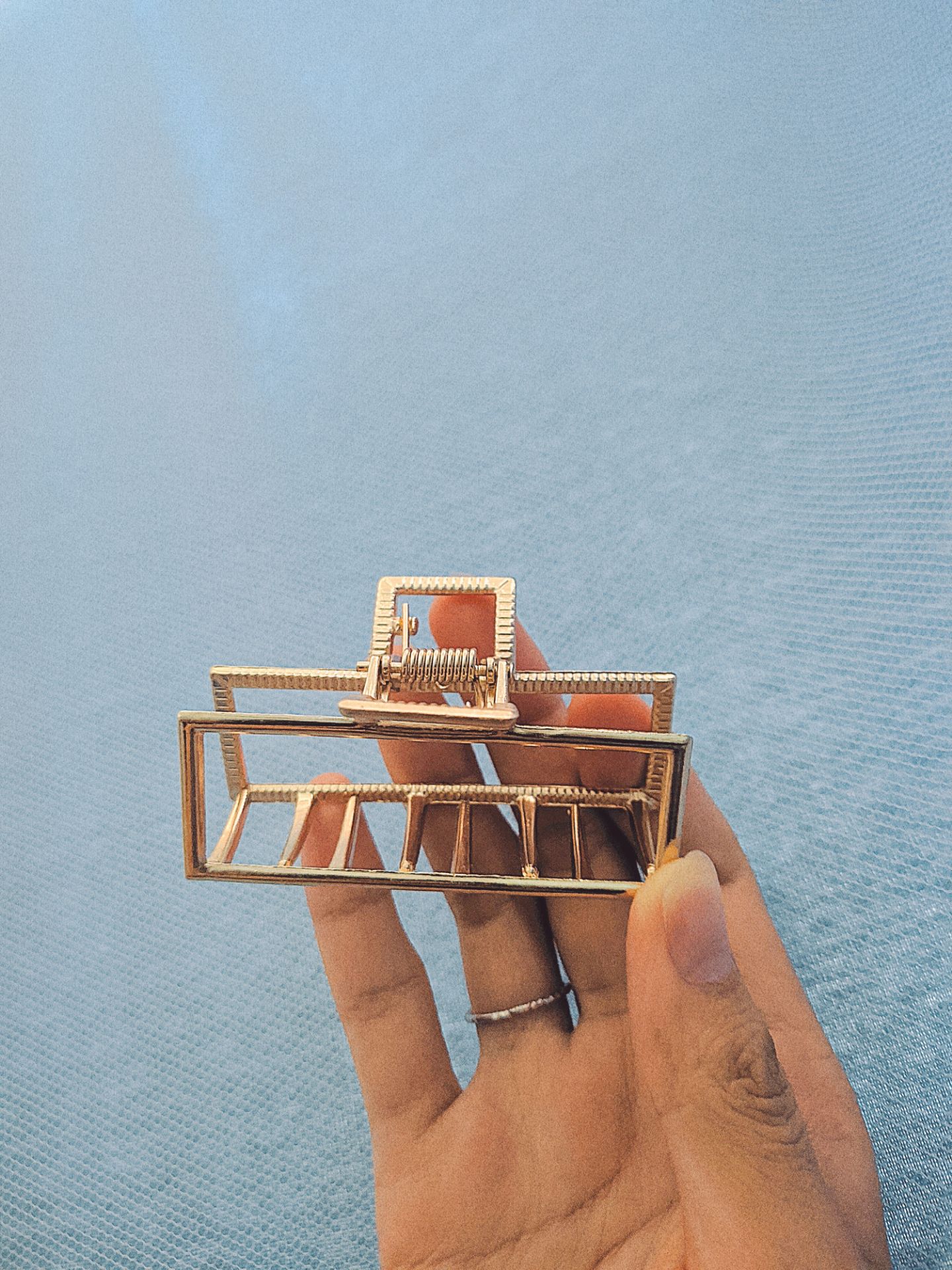 Kẹp rất đẹp, chắc chắn. Nhưng hơi tiếc là nó nhỏ, không thể kẹp hết tóc được. Kẹp rất đẹp, chắc chắn. Nhưng hơi tiếc là nó nhỏ, không thể kẹp hết tóc được.