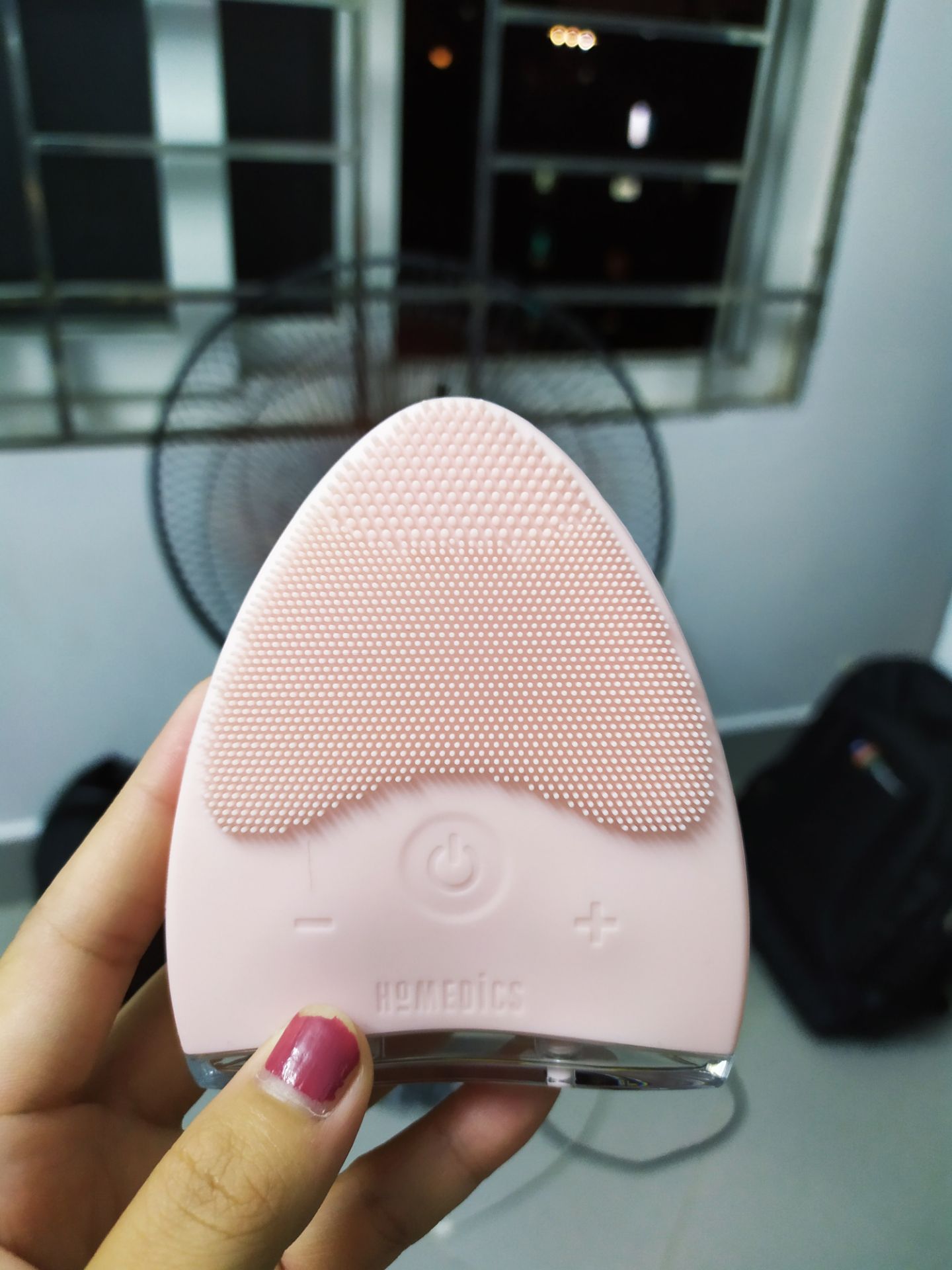 Mới sắm 1 em lúc giá sale. Về rửa mặt thấy rất thích, mặt sạch hơn nhiều. Nhờ có ẻm mà mình cũng chăm rửa mặt hơn hẳn.