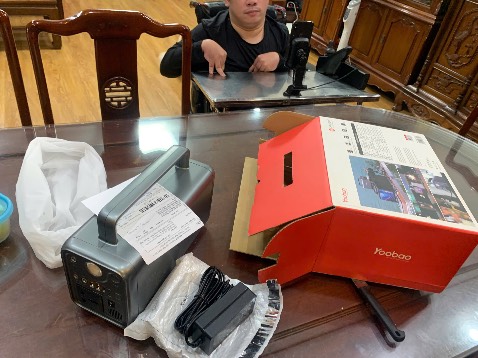 Sản phẩm bàn giao đầy đủ giống như trong hình kiểm tra mức pin đầy chưa thử sạc nhưng đóng gói rất cẩn thận và đầy đủ đẹp rất hài lòng để lúc sa  sạc thử xem sao