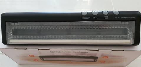 1. Sản phẩm không có tem nhãn ghi xuất xứ, công ty sản xuất. Tôi yêu cầu trả hàng nhưng Tiki không đồng ý với giải thích không ghi xuất xứ là ý đồ của nhà sản xuất (???). Trong khi đó quy định của Tiki đối với nhà bán hàng là trên sản phẩm phải có tem nhãn, ghi rõ xuất xứ nguồn gốc. Tôi không rõ Tiki có ý đồ gì khi bao che cho nhà bán hàng này.
Sản phẩm không có tem nhãn, không xuất xứ thì chỉ có thể là sản phẩm sản xuất tại Trung Quốc.

2. 10 túi 1 mặt nhám kèm theo máy, thử 2 cái, sau khi hút chân không thì 1 thgian ngắn sau bị phồng trở lại. Thử đến túi thứ 3 mới không bị phồng. Chưa thử hết các túi còn lại nhưng nếu tiếp tục mua túi để dùng thì tỉ lệ túi dỏm là 20% không??? Và nếu túi như vậy thì có được trả hàng hoàn tiền không? Tôi không hài lòng !