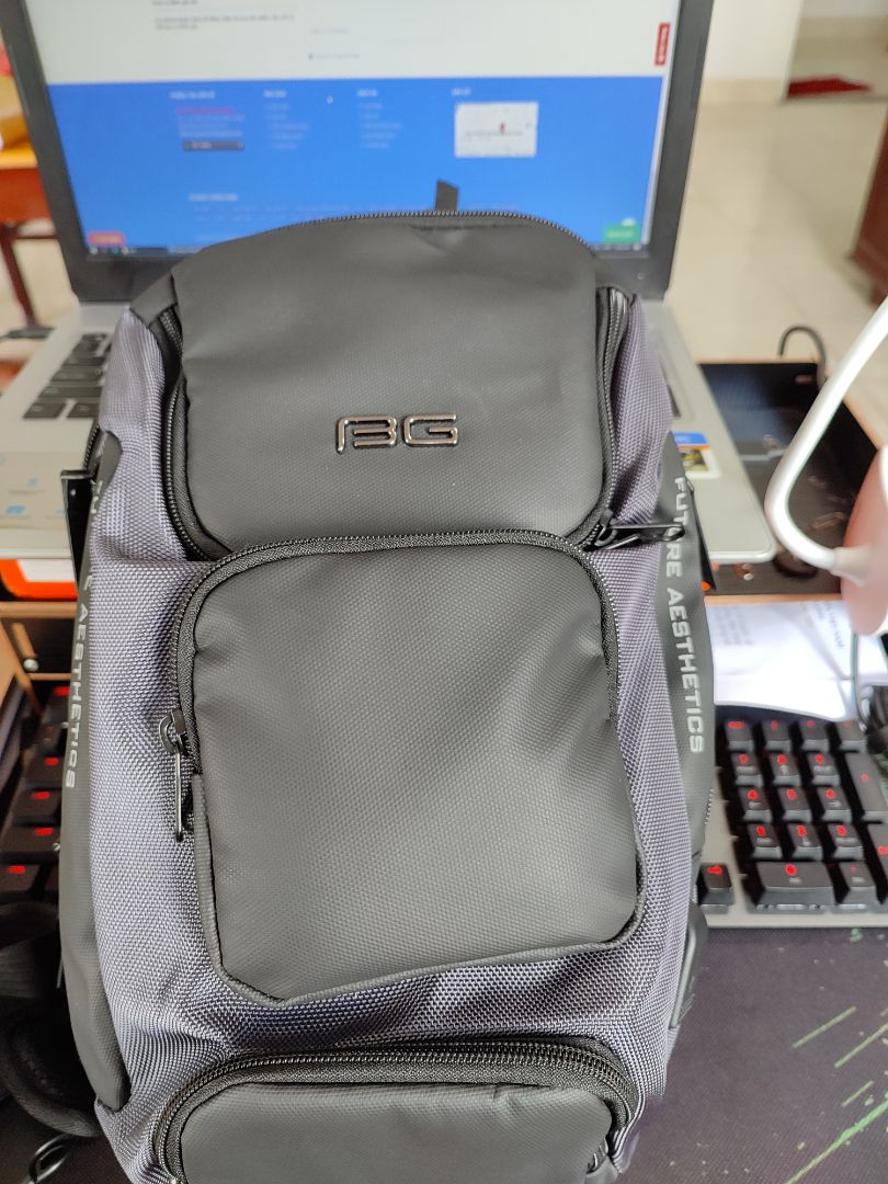 hàng như hình, 11 ngăn để đồ, 2 ngăn để vừa tờ giấy a4, tiện cho việc để tài liệu. thank shop. à quên, kết cái túi nilong có dây kéo khá chuyên nghiệp :)))