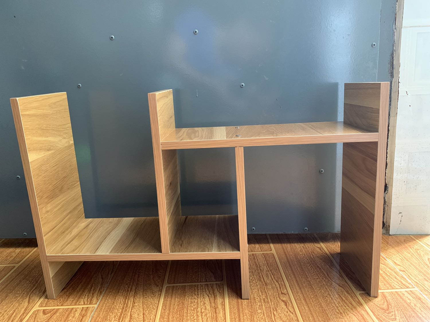 Shop khoan lỗ sai nên mình lắp không được, ván thì cũng tạm ổn trong tầm giá. Mình là con gái nên không thể nào lắp được, phải đi nhờ bạn nam mới lắp được. Thấy shop cam kết k lắp được sẽ hoàn lại tiền nhưng thôi vậy, mình đã đi nhờ người lắp.