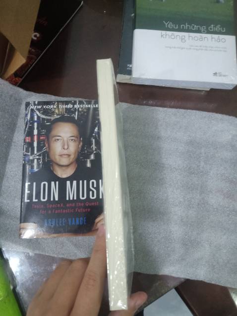 Mình luôn dành lời khen cho Fahasa, sách luôn chất lượng (thậm chí còn màn seal rất đẹp), đóng gói rất kỹ lưỡng và ship phải nói là thần tốc!