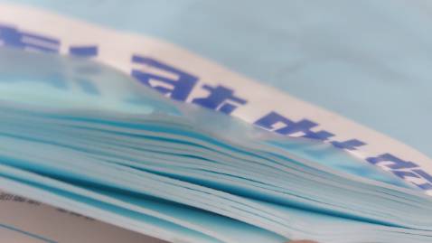 Không ngờ là có một sản phẩm hay vậy luôn, vô cùng tiện lợi, mình lấy 2 tờ bỏ vào thùng nước là nó tan ra ngay và bay mùi thơm, và lau chùi cũng rất sạch sẽ và nhanh khô. Được cái là tiết kiệm ghê, tính ra tiện ích và tiết kiệm hơn nước lau nhà đó chứ mà có mùi thơm dễ chịu nữa. Sẽ mua ủng hộ tiếp khi dùng hết nhé