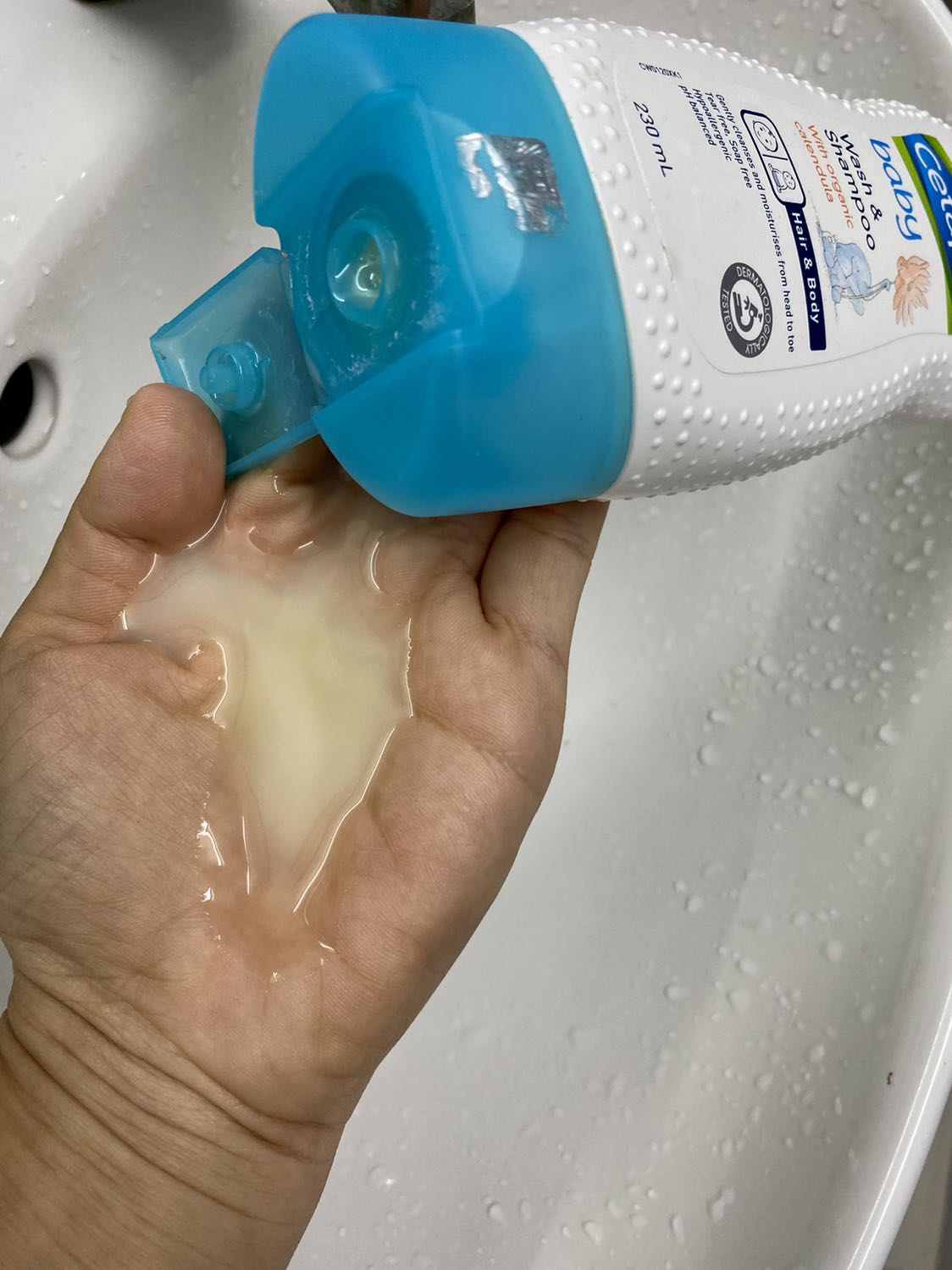 Hàng giả, khác hẳn với hàng thật, mình mua về để đến nay mới mở ra dùng thì phát hiện màu sữa tắm đục, ngã màu vàng ố, mùi kinh khủng, không thể để 1 đối tác như vậy làm việc với tiki