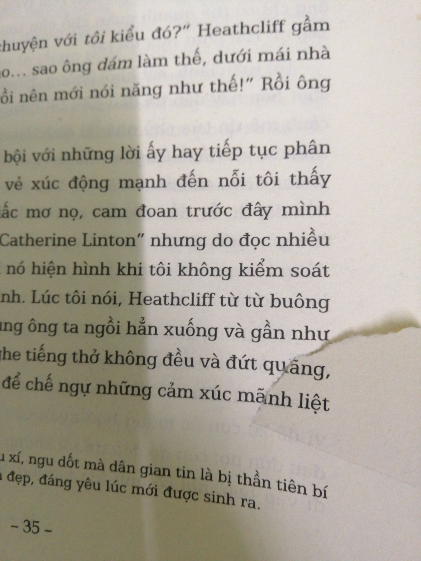 Mình đã nhận đuọec hàng hôm nay, rất hí hửng mở ra xem nhưng lại vô cùng thất vọng khi phát hiện ra chất lượng của sách vô cùng kém, có trang bị rách, bìa thì nát và gáy sách có vài vết như thể bị xây xước. Nói chung là chất lượng rất lượng rất tồi, cực kì không hài lòng.