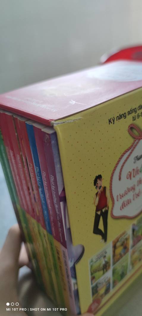 Ok ổn,sách đc đóng gói hơi sơ sài làm cho box hơi bị móp móp tí nhưng vì mua cho mấy đứa em ở nhà đọc thì trước sau nó cũng banh cho nên chấp nhận dc,còn về nội dung mình có đọc qua thì thấy nội dung cũng khá hay,câu từ lôi cuốn,giá cũng ok.