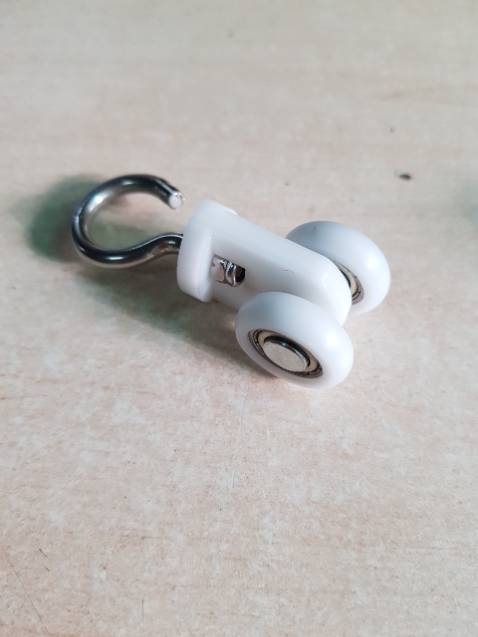 Bánh xe chạy rèm ngăn lạnh này rất ok. Chất lượng bánh rất tốt, trơn, dày, chắc. Đã lắp 1 bộ cho khách hài lòng. TÍnh ra giá thành cũng hợp lý vì mình thấy có lẽ hơn chục năm không hỏng được chắc không phải bảo hành, giao hàng nhanh, đóng gói cẩn thận