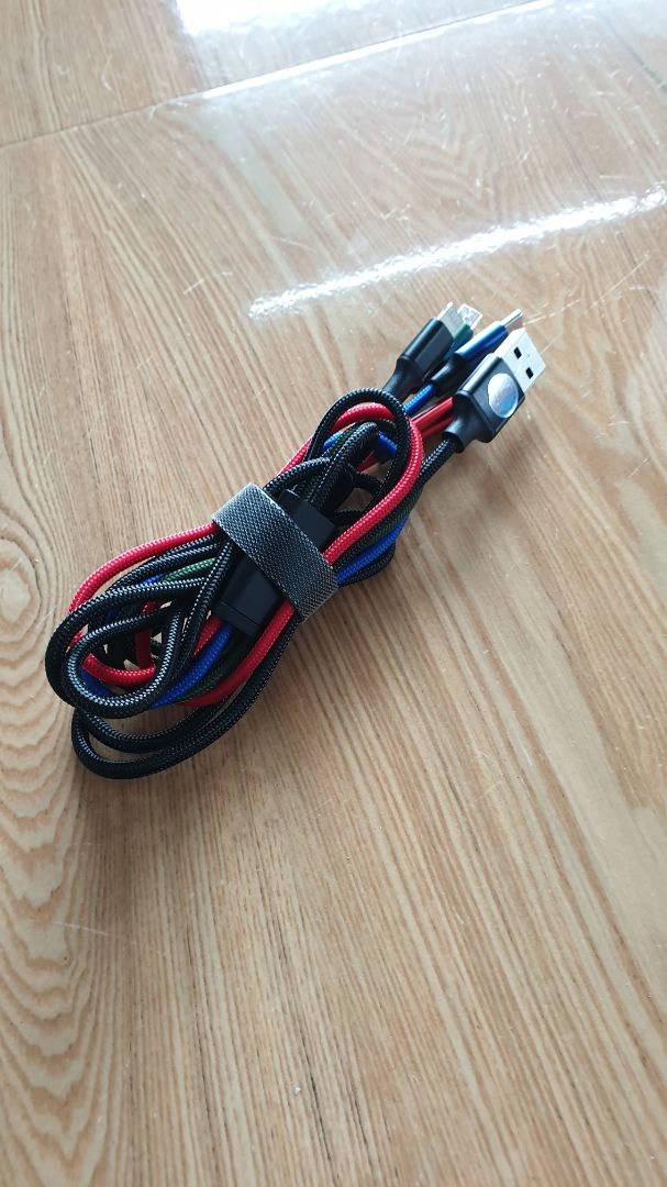 Sản phẩm để là sạc nhanh nhưng thực tế chỉ sạc thường thôi. Được cái cáp chắc chắn, hơi cứng, độ hoàn thiện sản phẩm không cao. So với cùng loại thì Bagi của vn mềm mại và rẻ hơn nhiều