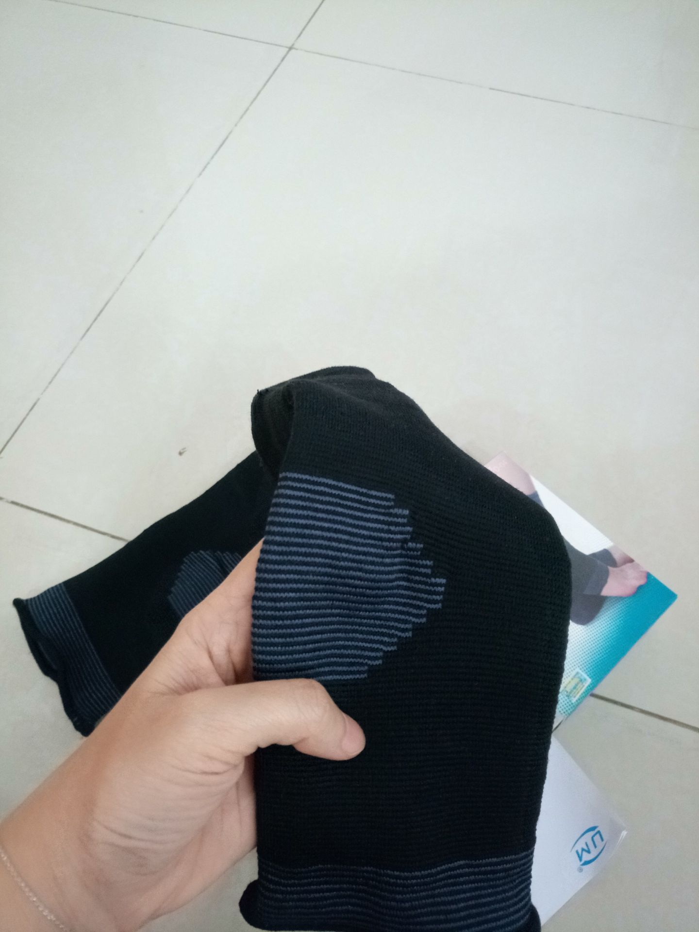 Sản phẩm mang thoải mái không bị hầm chân. Phù hợp chơi thể thao lắm, mang trong giày không bị cấn. Nói chung là thích bó cổ chân này.