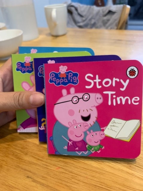 Nhận dc hàng,sách gì nhỏ kg thể tưởng tượng,197k có 4 cuốn,trong sách ghi dược mấy chữ.tính ra  gần 50 k / cuốn,,quá mắc ,khuyên kg nên mua ,