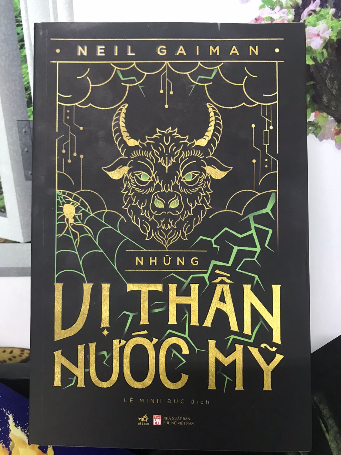 Neil Gaiman là cây viết rất đặc biệt của thể loại fantasy kỳ ảo giả tưởng, người từng đoạt 3 giải Hugo Award trong hơn 10 năm trở lại đây. 
Như Bụi Sao, quyển sách này sẽ càn quét các kệ sách, và…lại cháy hàng từ rất sớm.
Mua ngay hay đợi tái bản (khi nào) là quyết định của các bạn.