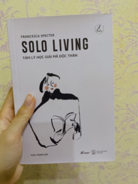 Mình vừa đọc lời giới thiệu của sách trên một status và đã mua khi nó vừa ra. Mình đã đọc 1/4 cuốn sách, nội dung sách thì như tiêu đề, làm sao để dành thời gian một mình một cách vui vẻ và có giá trị. Đặc biệt là mình vừa nhận thức được nhà phê bình nội tâm đang có ác ý để tránh rơi vào vũng lầy suy nghĩ tiêu cực. 
Sách tiki giao rất nhanh, hôm qua đặt thì nay đã đến rồi.