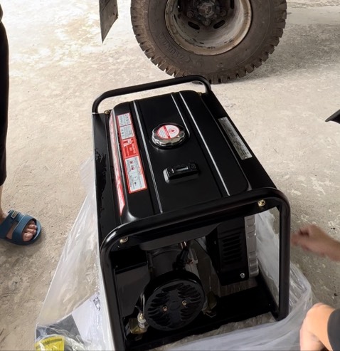 Kiểm tra máy chạy tốt, chạy được 1 điều hoà ùng thiết bị chiếu sáng. Dòng ra 221v,  tần số 51-52 hz. Shop phản hồi và hỗ trợ rất nhanh. Kiểm tra máy chạy tốt, chạy được 1 điều hoà ùng thiết bị chiếu sáng. Dòng ra 221v,  tần số 51-52 hz. Shop phản hồi và hỗ trợ rất nhanh.