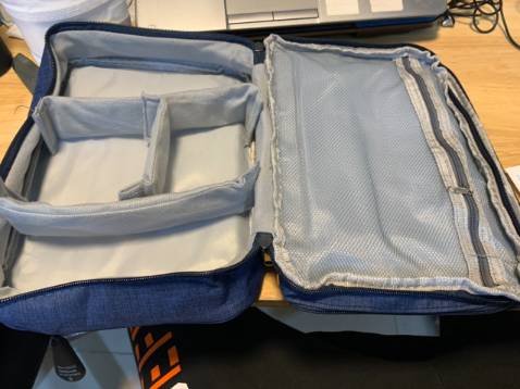 ui, tui này 2 ngăn, có 2 đường khóa, chứ ko phải 1 đường khóa như cái lần trc mình mua, nhiều chỗ đựng quá :D
màu xanh rất đẹp, cái này đi du lịch rất ok, ngăn to có thể cho giấy tờ nhỏ gọn và những thứ lặt vặt.