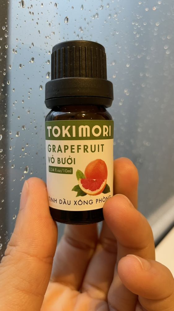Xông tinh dầu bưởi nhớ mấy hồi bà nội nấu nước xông giải cảm bằng vỏ bưởi với lá bưởi ghê. Còn mẹ mình xông tinh dầu sả xong thì bảo tao thèm nồi ốc luộc. Dễ xợ thiệc. Chai tinh dầu nhỏ xíu, xinh xắn mà xài mỗi lần có mấy giọt nên lâu lắc mà chưa có hết.