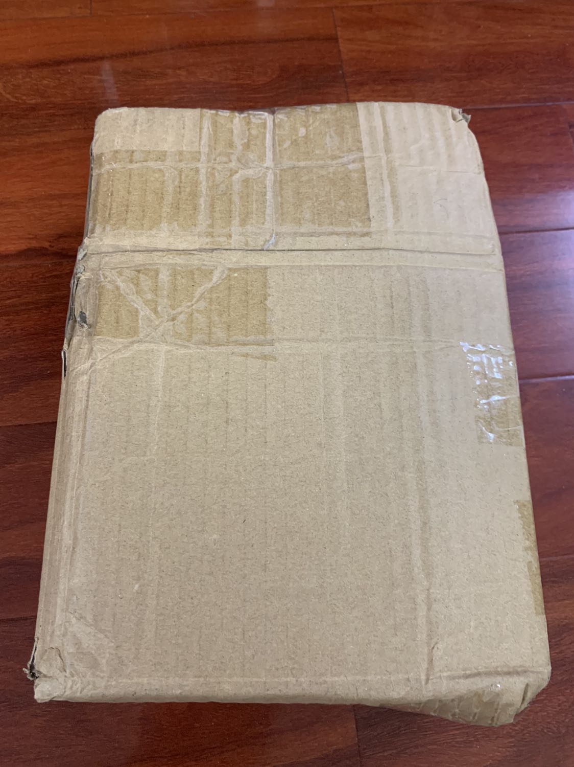 Tiki giao hàng nhanh. Sách được bọc rất kỹ, có cả miếng đệm. Nội dung thì khỏi bàn, một trong những cuốn sách hay nhất viết về WWII mà :3