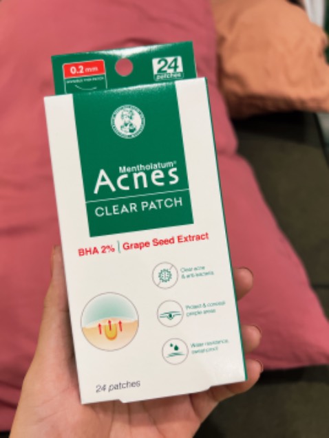 có tiền thì nên dùng miếng dán nhé, chứ mấy con kem trị mụn hơi vô thưởng vô phạt. Kinh qua 1 vạn sản phẩm rồi thì thấy em nhà acnes được nhất, mỏng, ko bị bong khi dính nước, gom cồi cũng ok