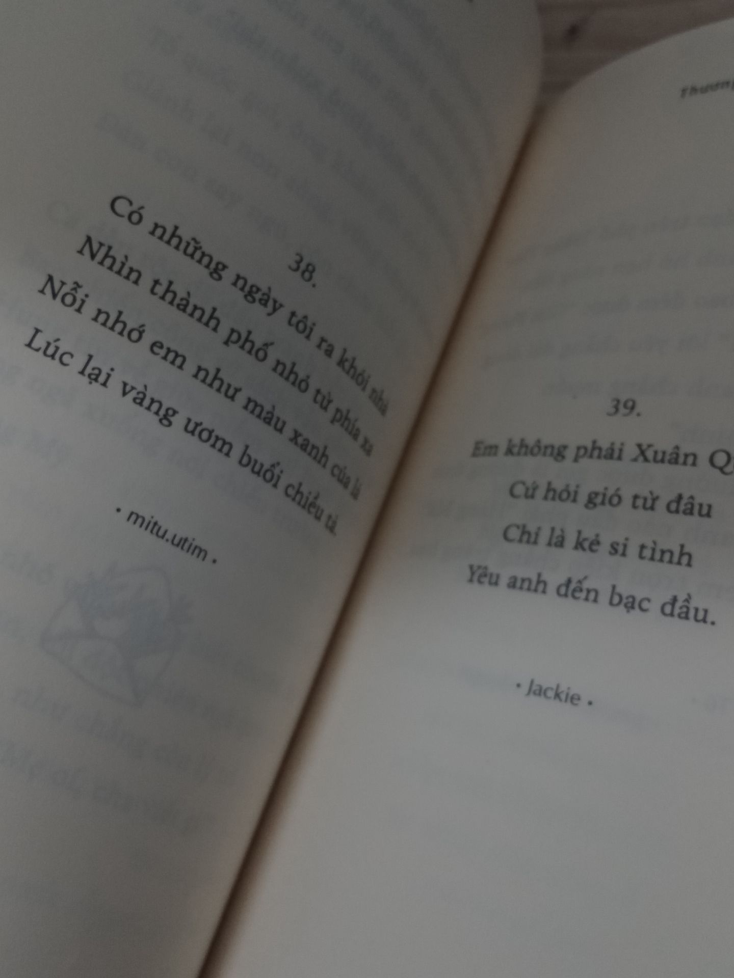 sách về cũng ổn. cao 17cm rộng 10cm dày 1cm. dù là lần đầu nhưng mình khá tin tưởng khi đặt tiki. nhưng yêu cầu lần sau tiki có gói sách thì làm ơn bao thêm cái bao bóng (hình ở cmt) chứ có cái mép sách nó bị sứt ra và mình ko muốn tình trạng đó 1 lần nữa nhé. ngoài ra sách trong còn bị nhăn bẩn mất chục trang tình trạng tệ vậy. mình muốn đổi trả ngay😠