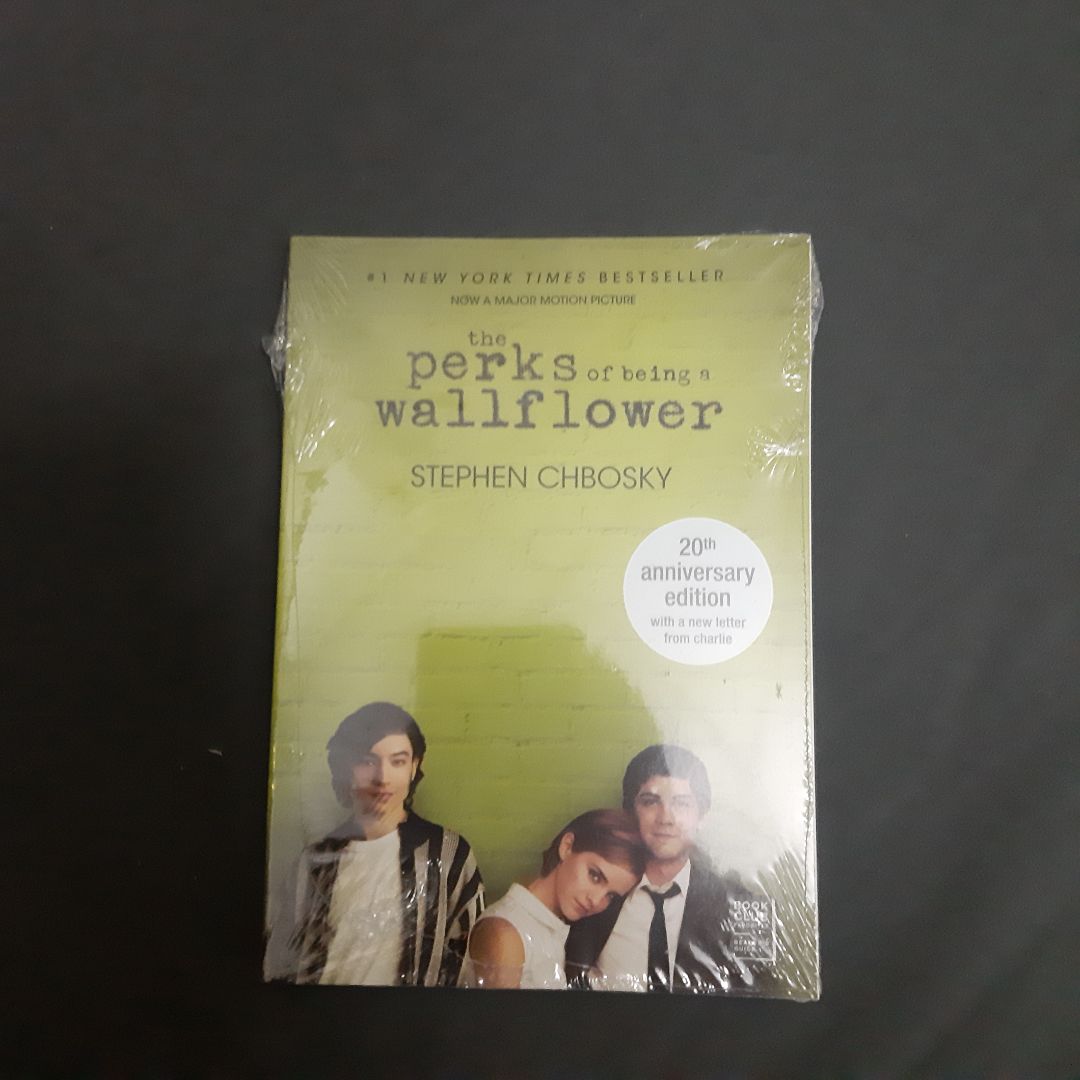 Hơi bất ngờ khi Fahasa tự book shipper để giao hàng cho mình (shipper không phải của tiki) vào sáng sau buổi tối (thật ra là đặt kúc 3h sáng) trước ngày hẹn giao 2 ngày. Sách đẹp và nhỏ hơn mình dự đóan haha.