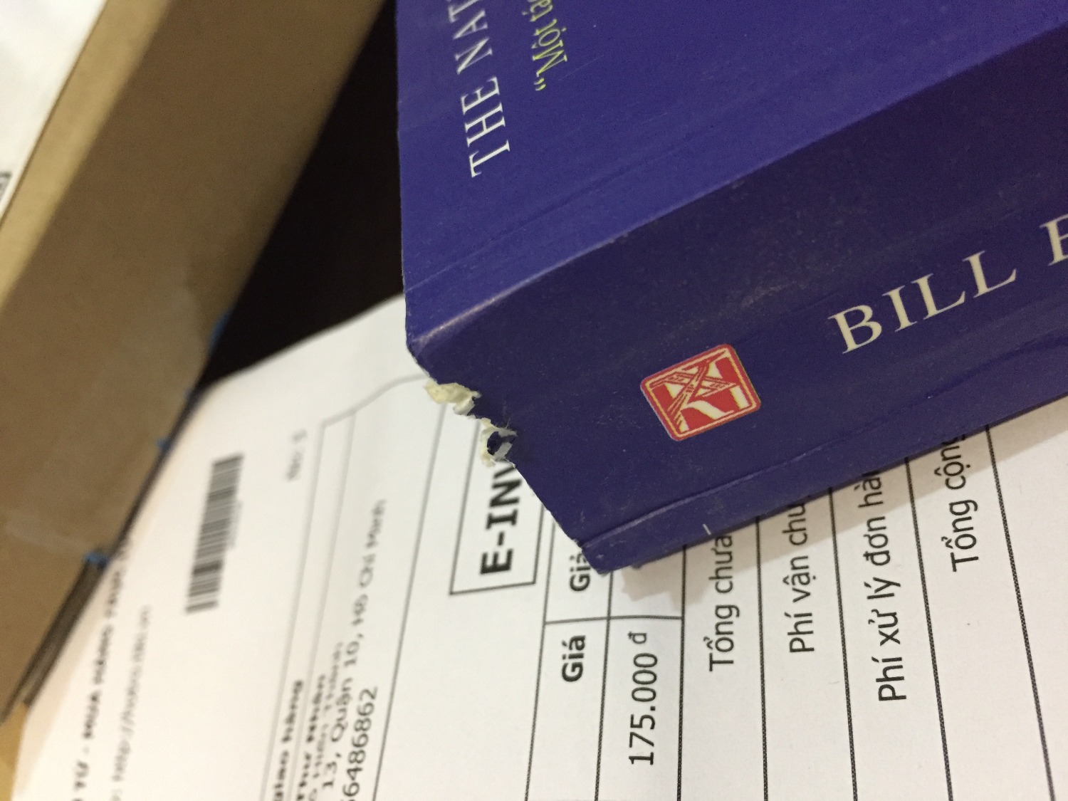 Mình cực kì thích quyển sách này, nên đã đặt mua. Sau gần 3 ngày thì hàng được giao tới. Rất háo hức mở ra xem. Nhưng khi mở ra thấy quyển sách bị rách phần bên trên đỉnh sách và rất giống như sách cũ thì lúc đó mình cảm thấy hơi tuột cảm xúc! Và đang chờ Tiki xử lí đổi trả!