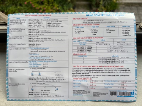 Mỏng nên giao chung sách nhỏ bị cong, có thể lấy vật nặng đè cho thẳng lại