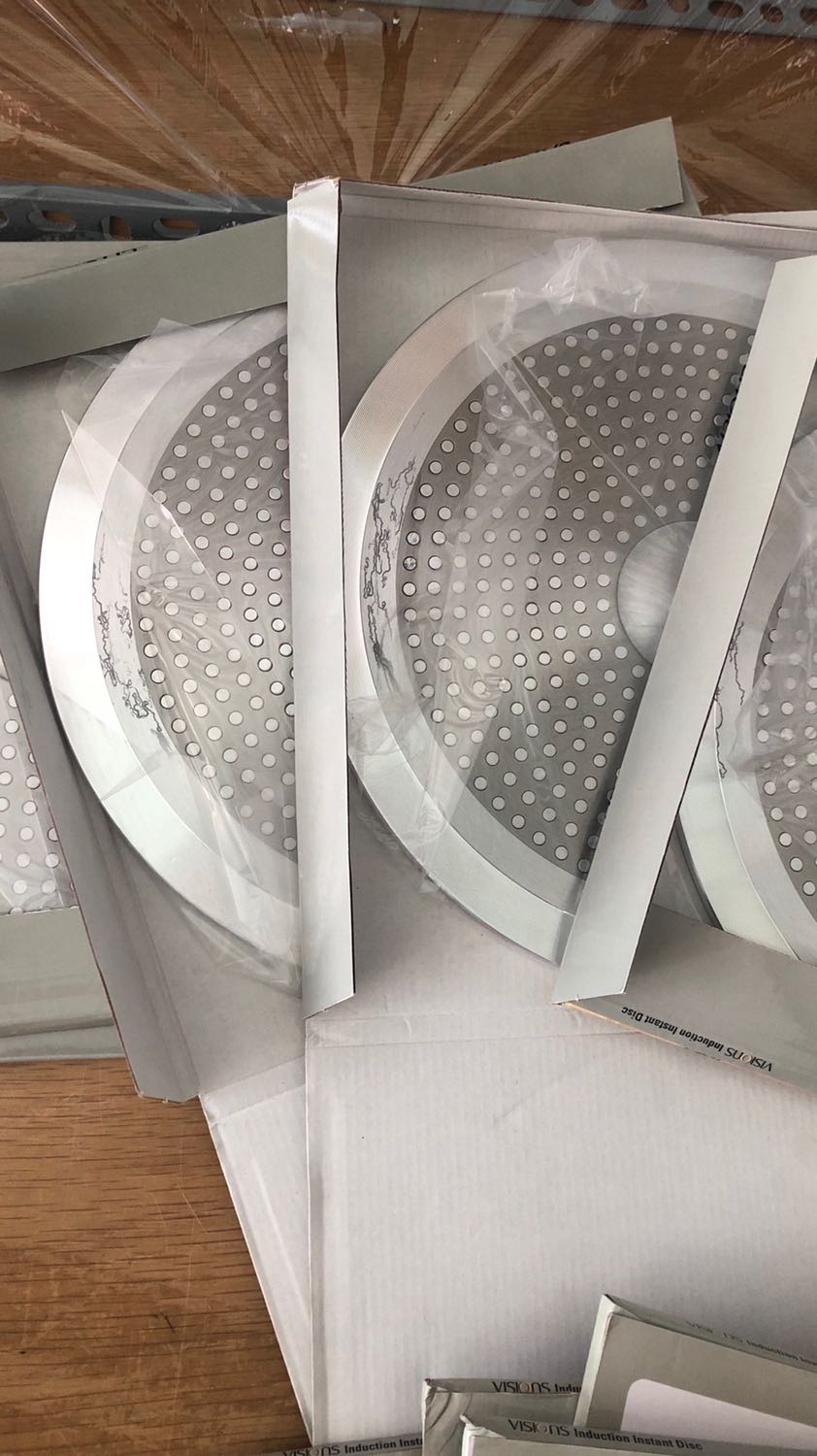 Đáy đều bị vết, quá tin tưởng ko kiểm tra kỹ. Sản phẩm này ko xứng đáng để bán, tặng còn sợ bị la