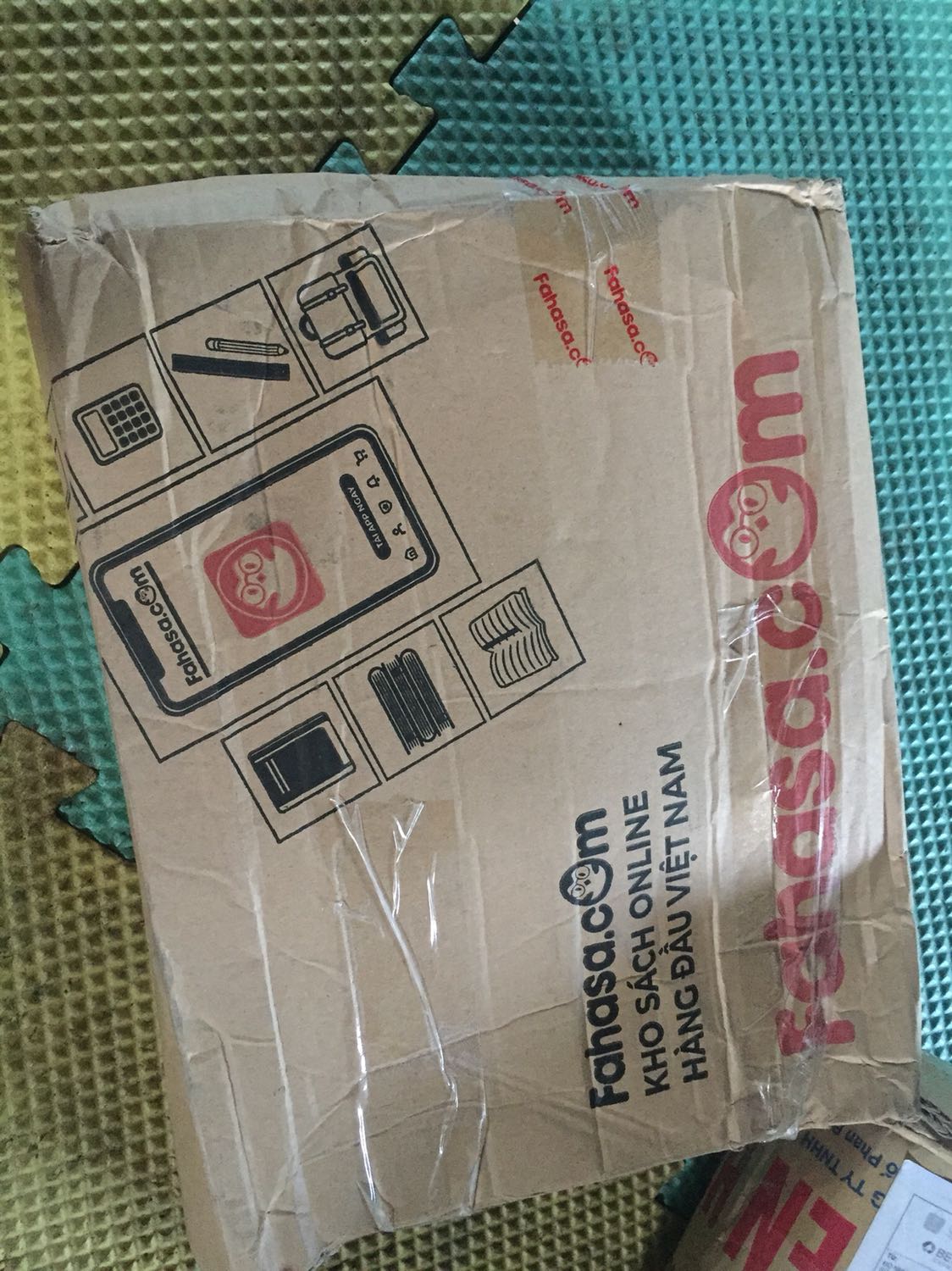 Giao hàng đầy đủ, ship khoảng 5 ngày được, đợt này ship hơi lâu đợt trước mất có 2 ngày chắc tại dịch, mà nói thật lần này shop gói hàng chán không chịu được, gói lỏng lẻo, băng dính từa lưa hết, chẳng hiểu kiểu gì :))) trừ 1 sao hy vọng lần sau shop rút kinh nghiệm