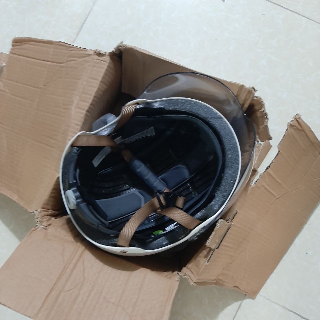 kiểu dáng hơi xấu nhưng rất thoáng khí
mình tìm kiếm mãi mới kiếm đc kiểu nón thoáng khí ko gây hôi đầu như này