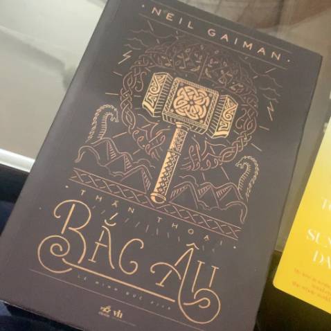 Bên Tiki nhận đơn sách rất nhanh, vận chuyển và đóng gói sách cẩn thận nên mình khá ưng. Đây sẽ là cuốn sách phù hợp với những bạn thích thể loại Thần thoại. Cá nhân mình thấy thì đây không phải là tác phẩm hay nhất, đặc sắc nhất của bác Neil Gaiman, nhưng cũng đáng để đọc thử.
