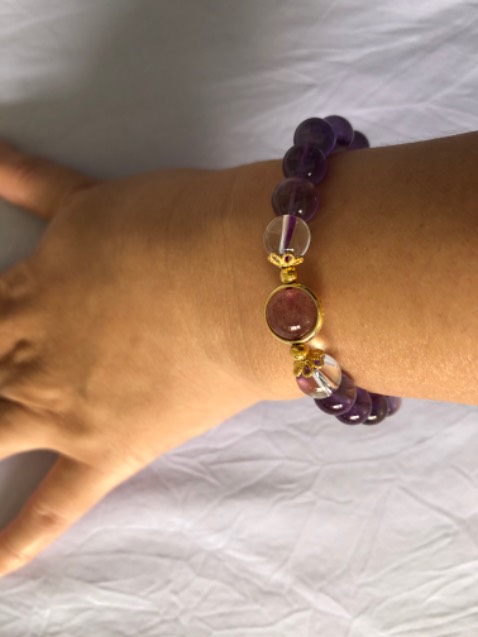 Mình hài lòng lắm. Shop đã chỉnh đúng ni tay cho mình. Mình hi vọng đeo vòng tay vào sẽ được mạnh khỏe. Mình sẽ đặt thêm 1 mẫu Tgạch anh tóc vàng cho bạn.
Cám ơn shop Ngọc Quý nha. 
Nhân viên giao hàng cực kì tử tế, mở hộp đeo vô cho mình luôn. Mình đang trị bệnh ở bệnh viện, em ấy ngồi đợi mình và chào hỏi ân cần.