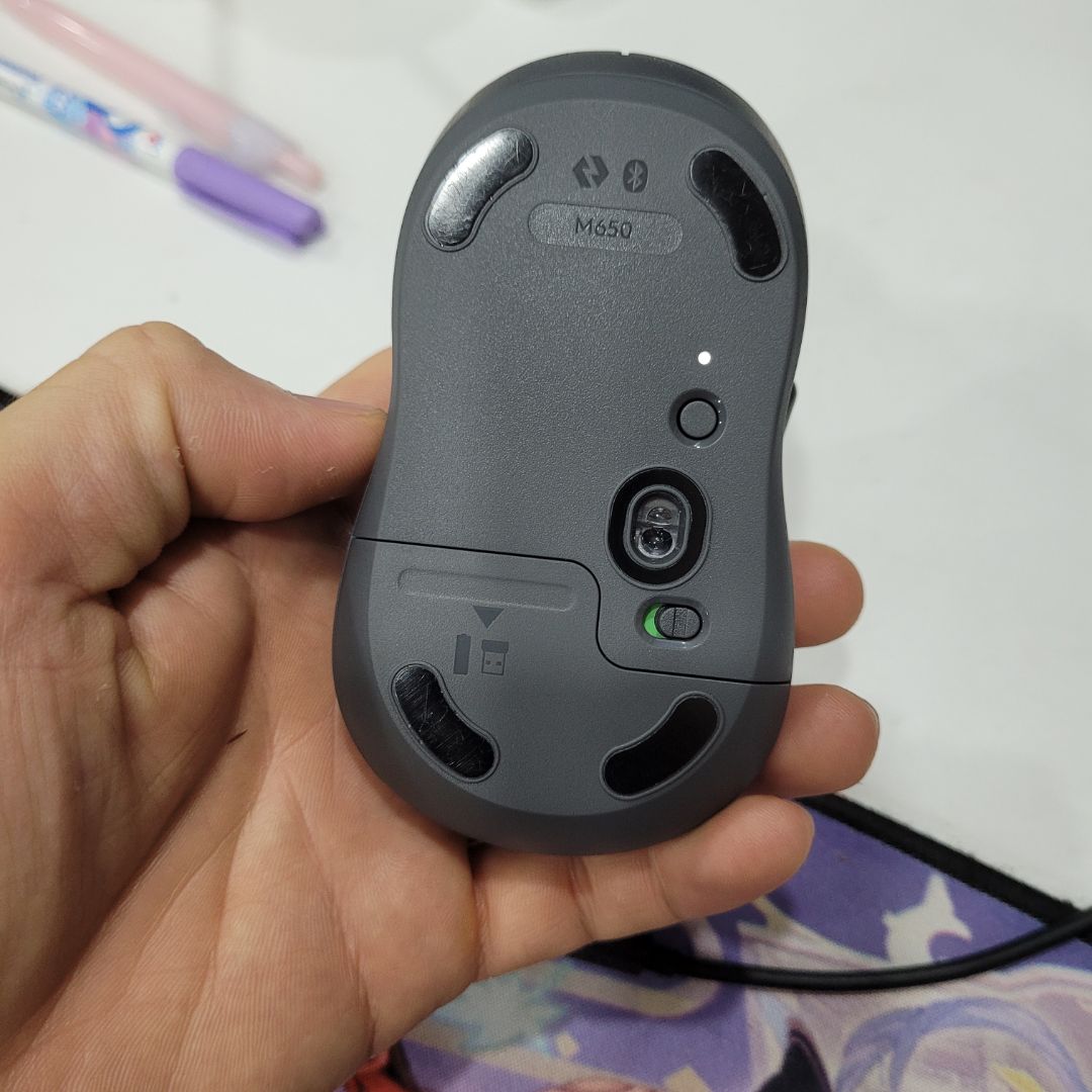 Cảm giác cầm chuột chắc chắn, nhỏ gọn, nhẹ, di chuột mượt, nút bấm nhẹ, êm, không tiếng động. Kết nối usb ok, bluetooth nhanh, dùng được cho điện thoại samsung