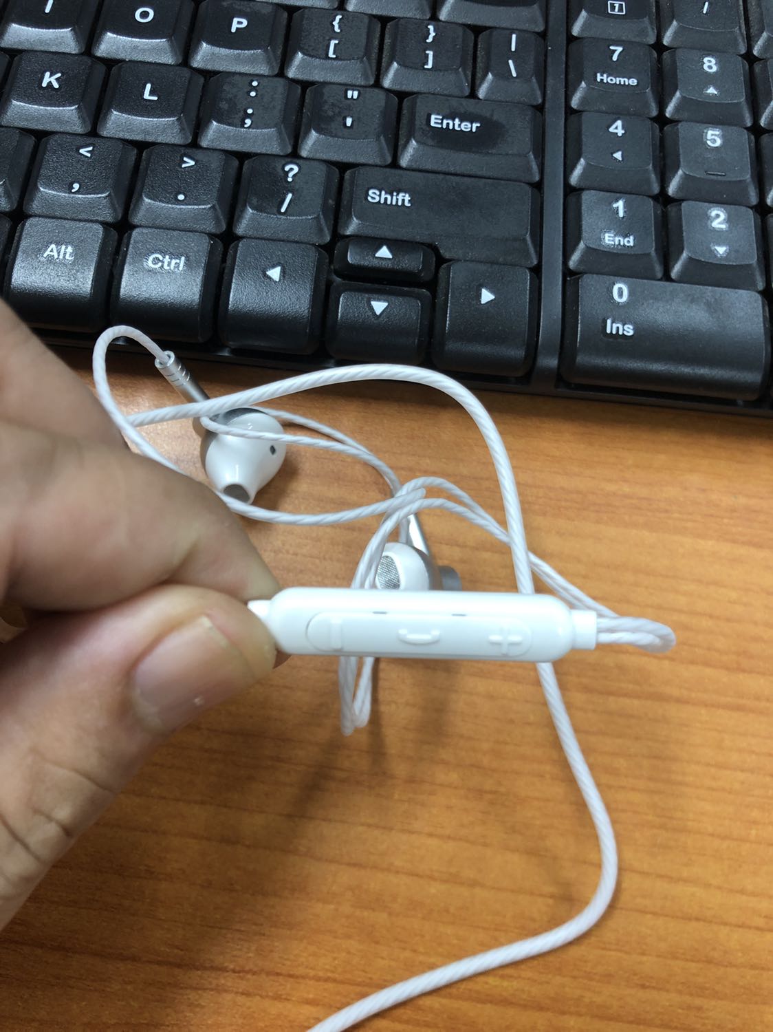 Hình thức đẹp,chất âm tạm ổn.không thể đòi hỏi tai nghe rẻ mà âm bass sâu được.