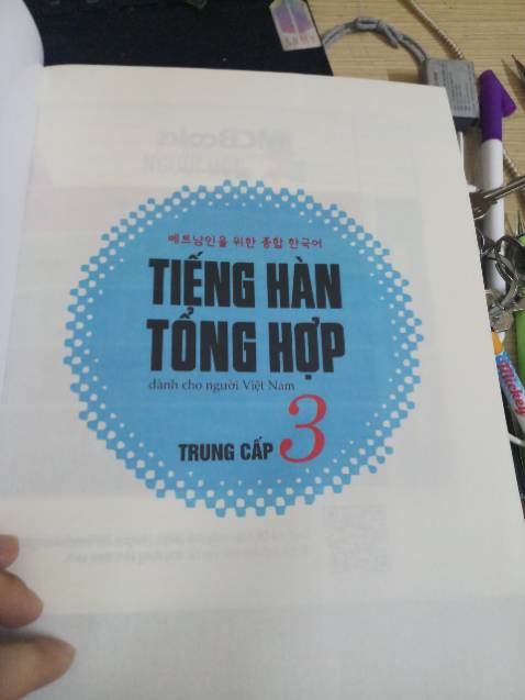 áp các mã giảm giá thì được mua sách với giá 77k. lúc đầu mk tưởng có cả sbt cơ. khi nhận thấy chỉ có 1 quyển cứ thắc mắc, lên đọc kỹ lại thì chỉ là 1 quyển thôi. haha
Sách đẹp, shop giao hàng nhanh, đóng gói cẩn thận, ko móp méo. được học online với MCbook và được tặng tài liệu đọc nghe topik 3 là quá tuyệt. bình thường sc 2 phần vd ngữ pháp có dịch mà tc 3 ko có, thấy thiểu thiếu thế nào ý. hihihih