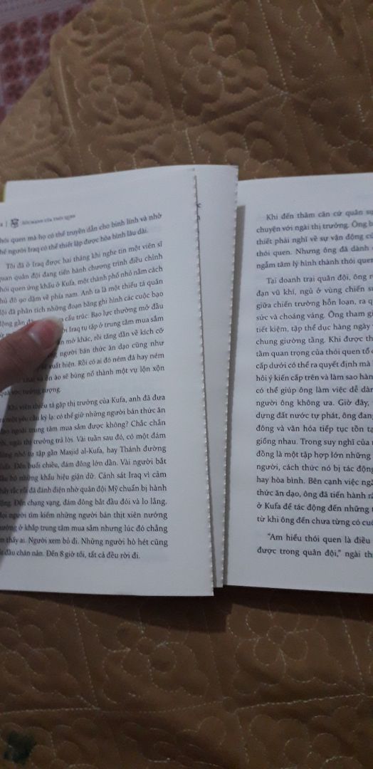 vừa mới nhìn thì thấy sách rất đẹp, nhưng khi lật một vài trang để đọc thì ngay lập tức vài trang giấy bị rời ra. Mặc dù không ảnh hưởng đến việc đọc nhưng vẫn thật sự buồn :(