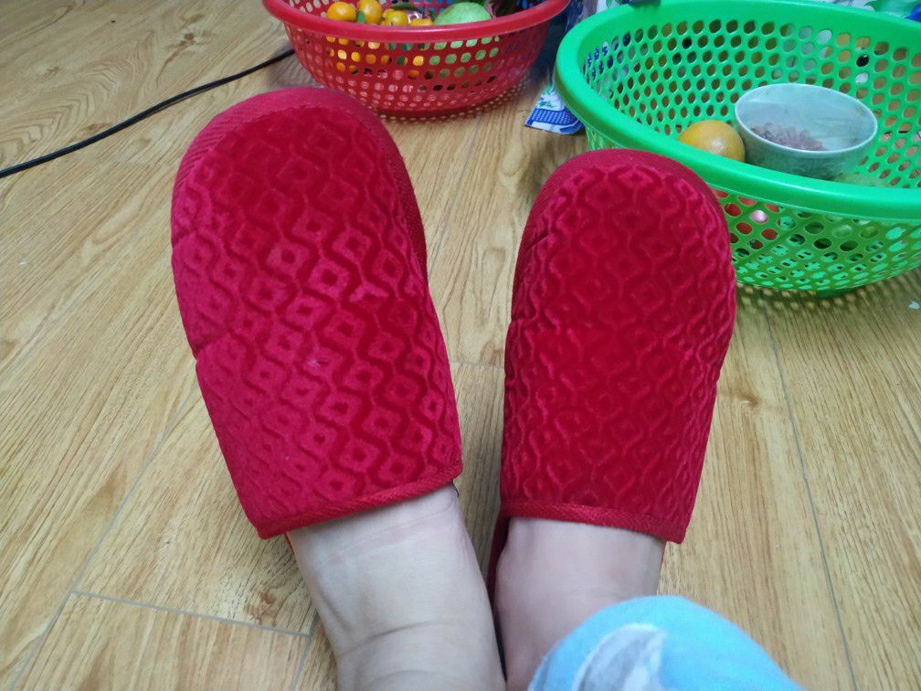 Dép đi êm chân, ấm nữa, dày dặn đẹp. shop tư vấn nhiệt tình, giao hàng nhanh thân thiện. đánh giá 5 sao Dép đi êm chân, ấm nữa, dày dặn đẹp. shop tư vấn nhiệt tình, giao hàng nhanh thân thiện. đánh giá 5 sao