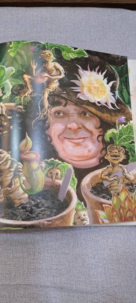 Theo quan điểm của tôi, các potterhead có thể đọc để biết bộ Harry Potter đã được lấy cảm hứng từ đâu, xem những bản thảo của cô Rowling, hình vẽ, một vài phần truyện bản thảo ngắn không có trong bộ. Nếu mong chờ sẽ hé lộ nhiều về lịch sử pháp thuật trong thế giới Harry Potter thì không có nhiều, chủ yếu là về những truyền thuyết, câu chuyện liên quan đến pháp thuật ở trong lịch sử con người. Những hình ảnh và tranh trong này cũng rất đẹp.