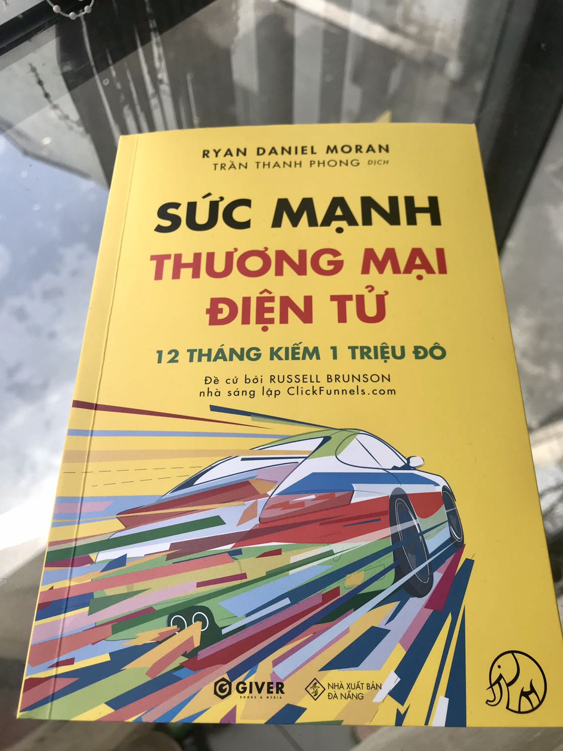 Bộ sách này ra mắt đúng lúc mình đang cần. Xem qua mục lục và một vài trang thì thấy nội dung rất hữu ích. Riêng mình, mình sẽ đọc cuốn Sức Mạnh Thương Mại Điện Tử trước vì bị hấp dẫn bởi những chương đầu tiên. Mỗi cuốn sách đều có chức năng riêng của nó làm mình cảm thấy tự tin hơn cho những dự định của mình trong năm mới. Mình rất thích và ấn tượng với sách của GIVER, sẽ ủng hộ dài dài.