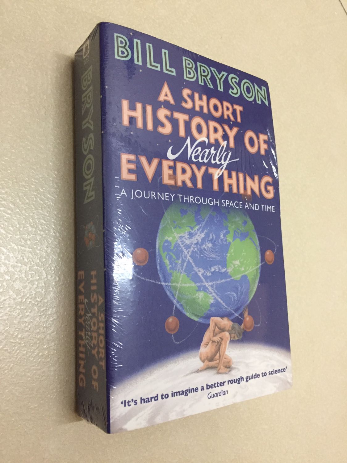 Thủ tục mua bán thuận tiện, giao hàng đúng theo thời gian cam kết. Sách bìa mềm, khổ sách nhỏ, chất lượng giấy trung bình. Đánh giá này không bao gồm nội dung của sách.