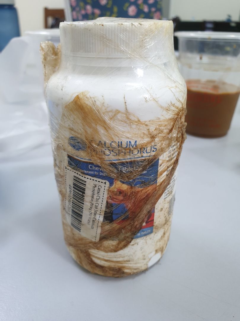 Lần đầu mua hàng thấy đóng gói cẩn thận sạch sẽ. Lần thứ hai mua tiếp thì không hiểu sao nhận được hộp thuốc gói trong lớp nilong bẩn thỉu và bốc mùi tanh thế này.