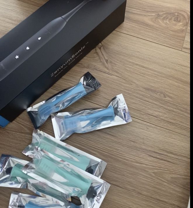 Bàn chải nhỏ gọn, cầm chắc tay, thời gian sạc không quá lâu. Lông bàn chải mềm, không gây chảy máu chân răng. Shop gói hàng cẩn thận, giao hàng nhanh và đầy đủ sản phẩm.