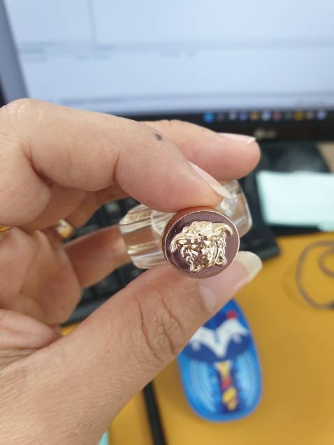 mùi thơm dễ chịu, hàng đúng mã vạch của Italy. số trên vỏ và chai trùng khớp nên uy tín. cám ơn shop