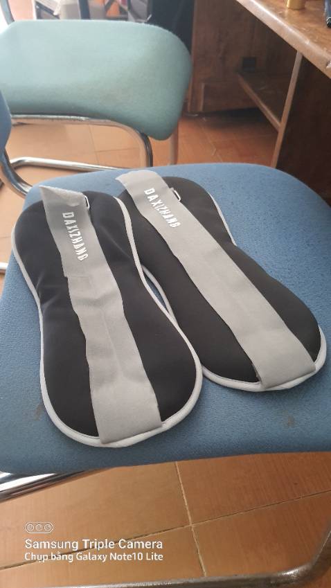 Hình 1 kiểu giao 1 kiểu. Loại như hình màu xanh của shop đã mua 1 lần nơi khác cực kỳ tệ. Hàng shop giao cho mình như hình dưới ổn hơn.