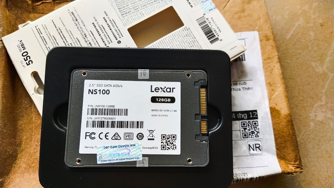 Mình vừa nhận ĐH #554009028 là 1 ổ SSD mà nv giao hàng hộp ướt nhẽm, thủng rách vào trong luôn, ngay cả box sp cũng bị ướt mềm, tờ HDSD cũng bị ướt, sp có hơi nước bên ngoài. Chưa biết sp mở có lên và sau này có ảnh hưởng hay giảm tuổi thọ gì không? Xin nhắc lại đây là sp điện tử, k có bao bì ni lông bảo vệ gì cả, chỉ có box giấy.
Tiki hướng dẫn xứ lý tình trạng này giúp mình ạ. Cảm ơn.
