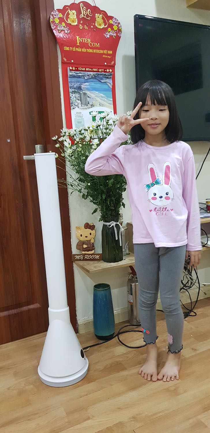 May quá. Vừa rét thì nhận đc quạt. Nhìn ngoài đẹp hơn trên ảnh. Làm ấm rất nhanh, hơi ấm dễ chịu hơn dùng điều hoà. Có cả chức năng làm mát như quạt thông thường nên sử dụng được quanh năm. Chạy rất êm, gần như không gây ra tiếng ồn. May quá. Vừa rét thì nhận đc quạt. Nhìn ngoài đẹp hơn trên ảnh. Làm ấm rất nhanh, hơi ấm dễ chịu hơn dùng điều hoà. Có cả chức năng làm mát như quạt thông thường nên sử dụng được quanh năm. Chạy rất êm, gần như không gây ra tiếng ồn.