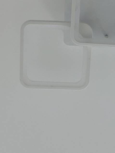 Shop gởi đèn bị bể 1 cánh.