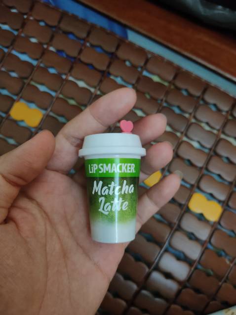 Cái mùi matcha giả chưa từng thấy, oánh lên môi y chang mang theo hũ hoá chất bên người, mùi hoá chất nồng nặc mà còn không thơm. Đã vậy son bết lên môi nhìn ghê.