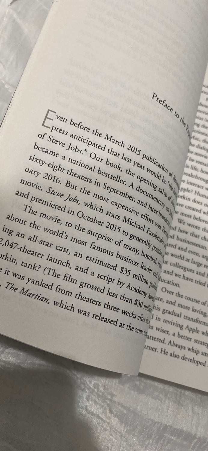 Sách viết về thần tượng, giờ mới dám mua bản tiếng anh đọc, vì trước mình học *** tiếng anh lắm. Sách bìa mềm, chữ in rất rõ ràng nhen. Thơm mùi giấy. Sách đóng gói cẩn thận không bị rách  hay cong góc. Nói chung là rất nên mua luôn.