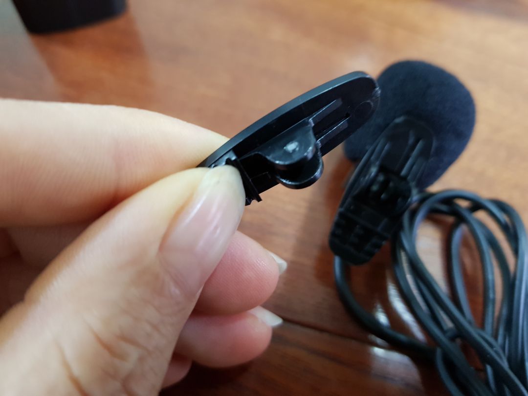 Hàng mới nhận mà mic có dây đã gãy vỡ như này, không thể lắp lại để dùng cài vào ve áo. May mà cũng sử dụng mic không dây là chính nhưng nói chung là không hài lòng cho lắm.