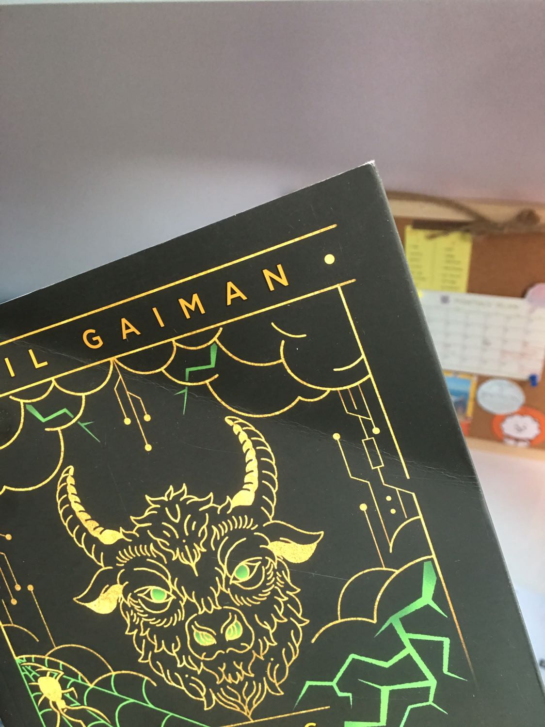 Sách mua cũng không phải rẻ, mình còn thanh toán trước mặc dù biết là tiki trước giờ giao hàng ngoài đóng hộp bên ngoài ra thì chẳng bọc sách gì hết, nhưng tiki lại giao cho mình cuốn bị gập bìa :)))))) nhìn nó hằn rõ ra hẳn bìa sách luôn trông bực mình kinh khủng, sách còn bị cong ở các mép nữa. Trời ơi cầm gói hàng về mở ra tăng xông thực sự :))))))